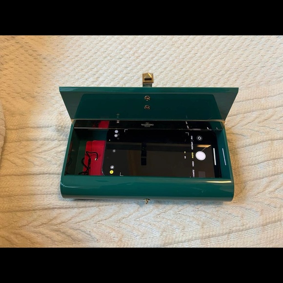 Valentino hard case case clutch (emerald green Color) - Picture 6 of 6